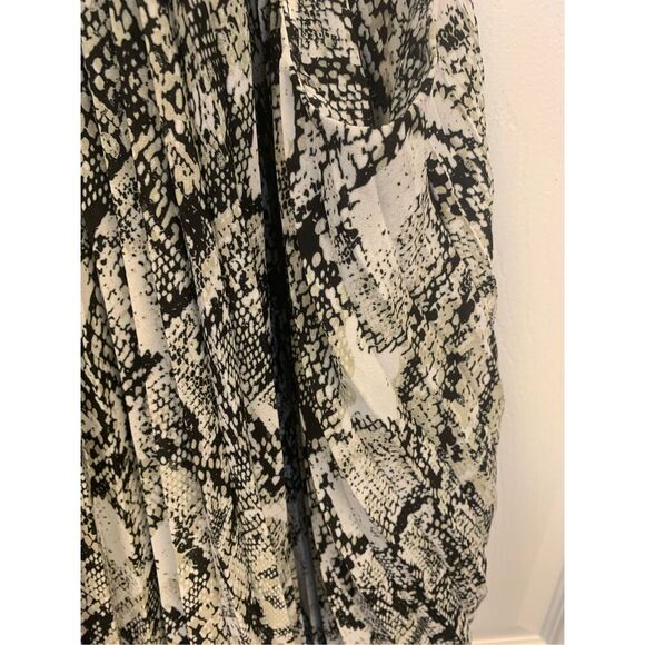 Snakeskin Patterned Sleeveless Blouse - Picture 5 of 8